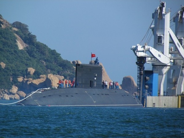 Lá cờ Tổ quốc tung bay trên tháp tàu ngầm Kilo Hà Nội sau khi con tàu được đưa ra khỏi tàu vận tải Rolldock Sea hôm 3/1. Lá cờ Tổ quốc tung bay trên tháp tàu ngầm Kilo Hà Nội sau khi con tàu được đưa ra khỏi tàu vận tải Rolldock Sea hôm 3/1.