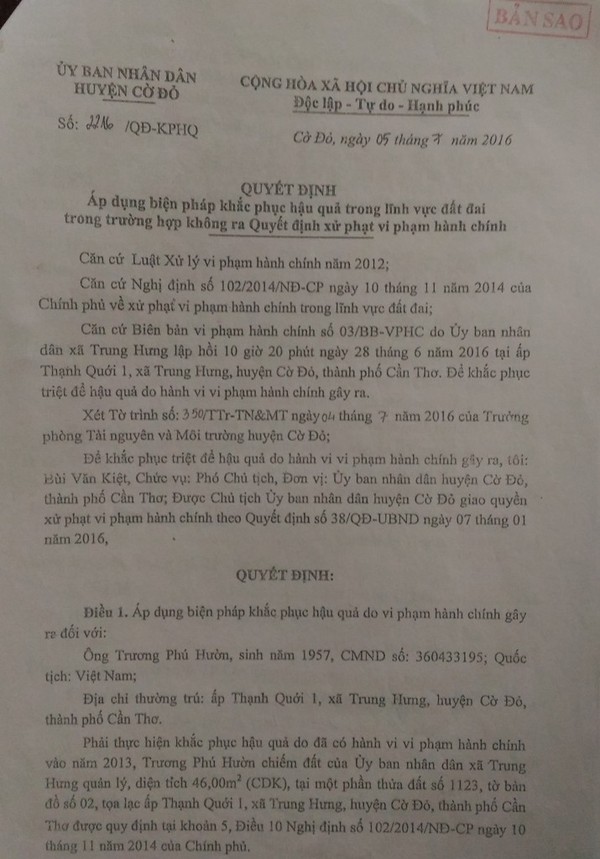 Giấy chứng nhận xã Trung Hưng cấp cho ông Hườn giao cho ông sử dụng vĩnh viễn 150m2 đất và Quyết định 2216 của UBND huyện Cờ Đỏ đã bị tòa phúc thẩm tuyên hủy. Ảnh: NN 2