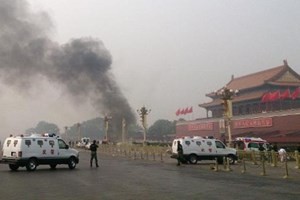 Cảnh sát phong tỏa quảng trường Thiên An Môn sau vụ đâm xe. (Nguồn: AFP)