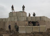 Mỹ không kích Taliban, kêu gọi ngừng 'tấn công vô ích'
