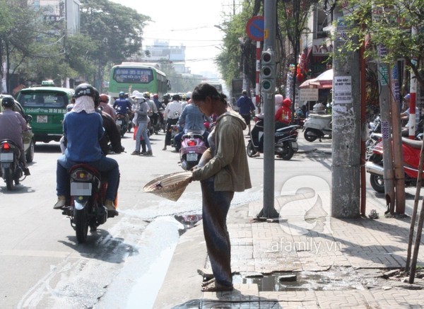 Hụt hẫng với các kiểu ăn mày giả mạo 1 Hụt hẫng với các kiểu ăn mày giả mạo 1
