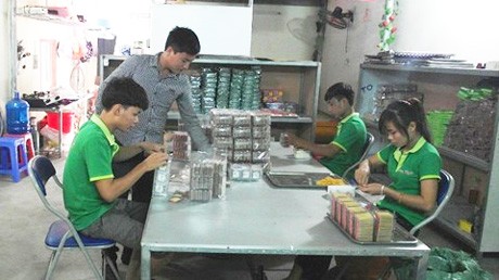 Anh Trường đang hướng dẫn công nhân làm việc.