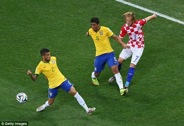 Rakitic (phải) ra sân trong trận khai mạc World Cup