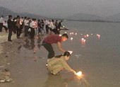 Thả hoa đăng tưởng nhớ các liệt sĩ Gạc Ma