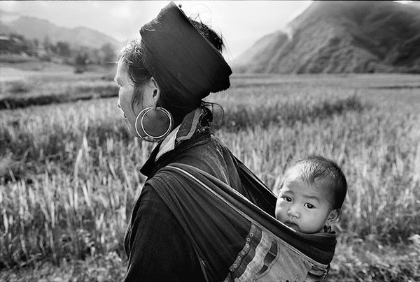 Người mẹ “địu”con trên lưng - Ảnh chụp năm 2003 tại Sapa, Lào Cai