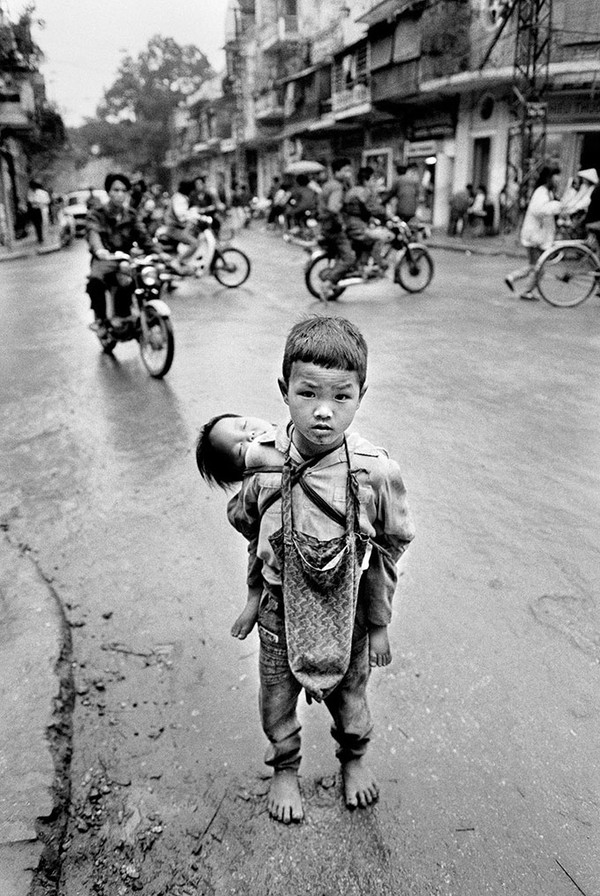 Cậu bé “địu” em trên lưng - Ảnh chụp năm 1992 tại Hà Nội