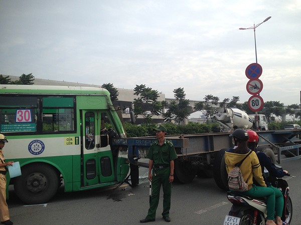 Cùng lúc đó, một xe container tránh hiện trường va chạm thì tiếp tục va chạm với một xe buýt.