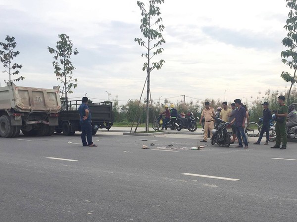 Nam thanh niên điều khiển xe máy va chạm với đuôi xe tải đang lưu thông cùng chiều, tử vong tại chỗ.