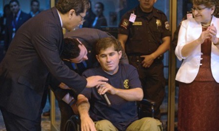Jose Salvador Alvarenga xuất hiện tại sân bay quốc tế El Salvador