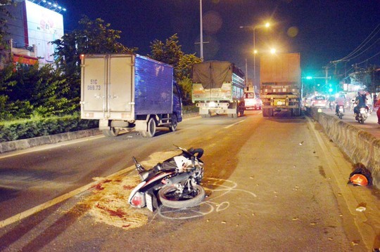 Chạy vào làn xe ô tô, phóng tốc độ nhanh hai thanh niên đâm vào đuôi ô tô trên Quốc lộ 22