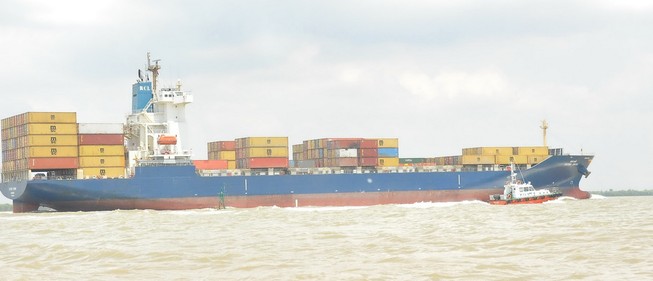 Cận cảnh tàu biển vào TP.HCM qua luồng mới