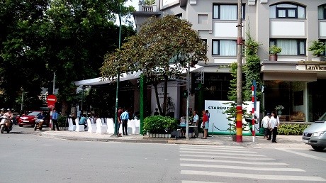 Công an, quản lý thị trường “thăm” Starbucks Hà Nội ngay trước giờ khai trương