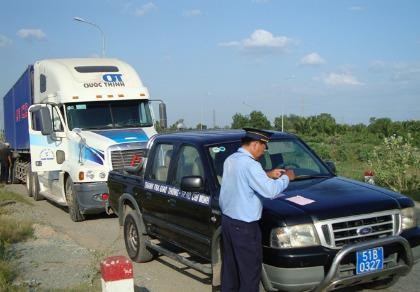 Truy kích quyết liệt xe quá tải trên vành đai Đông