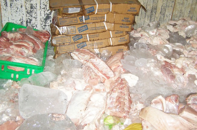 Phát hiện 1.090 kg thịt thối chuẩn bị vào quán ăn