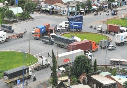 Nhức nhối ‘cắt’ xa lộ của ô tô để dành đường cho xe máy