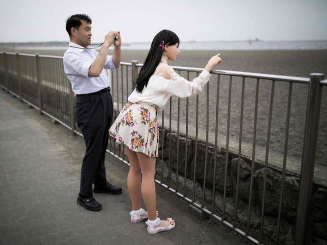 Đã có vợ con, vẫn sống chung với búp bê như người tình