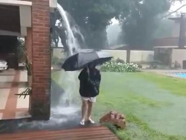 Hú hồn chứng kiến tia sét sượt qua đầu bé trai 12 tuổi