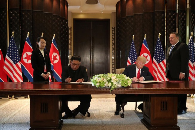 Vì sao ông Kim dùng bút của em gái để ký thỏa thuận chung?