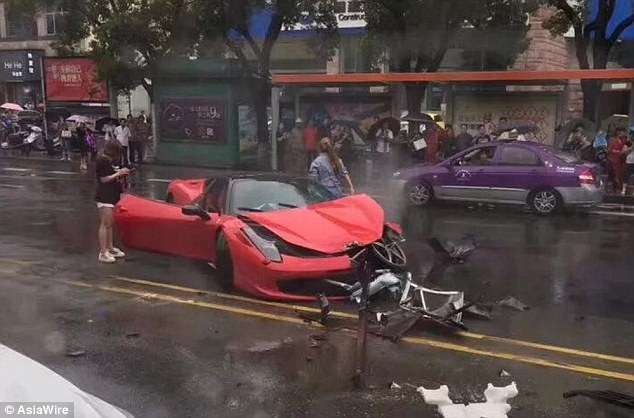 Nữ tài xế biến siêu xe Ferrari 15 tỉ thành sắt vụn
