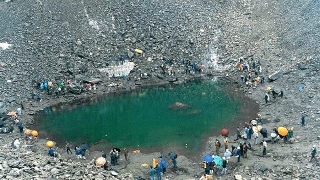 Bí ẩn hồ xương người trên đỉnh Himalaya
