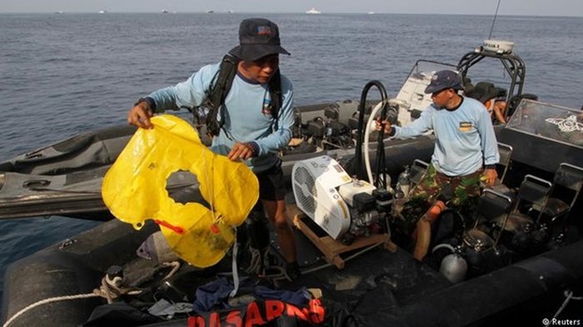 Nhân chứng kể lại khoảnh khắc máy bay Indonesia rơi xuống biển