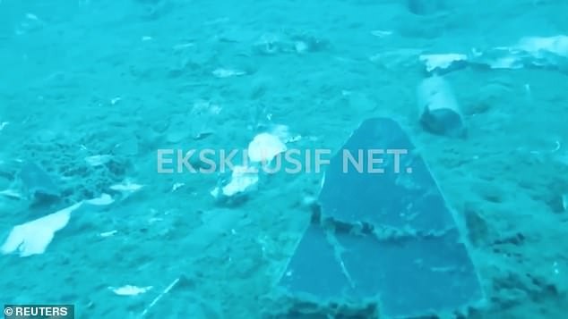 Nhiều thi thể hành khách vụ rơi máy bay kẹt trên ghế ngồi