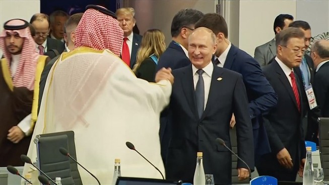 Màn bắt tay giữa ông Putin và thái tử Saudi Arabia gây chú ý