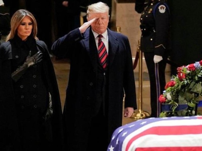 Tổng thống Trump và đệ nhất phu nhân viếng linh cữu Bush cha