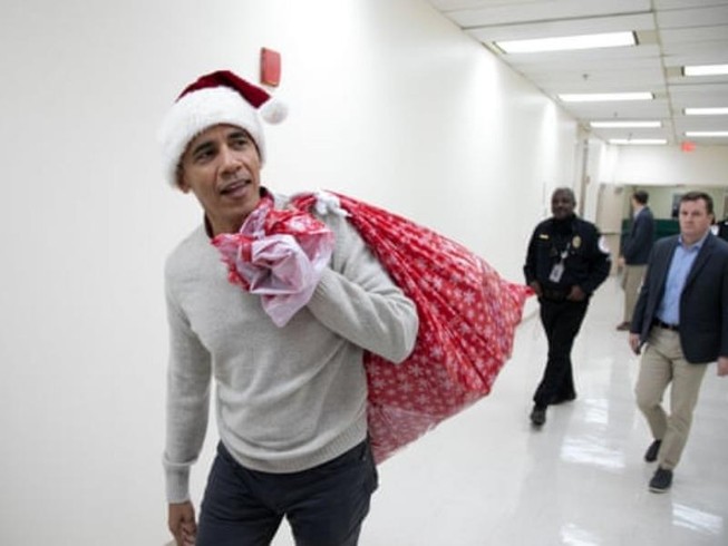 Ông Obama đóng giả ông già Noel tặng quà cho bệnh nhi