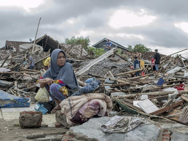Trong đống hoang tàn sau trận sóng thần ở Indonesia