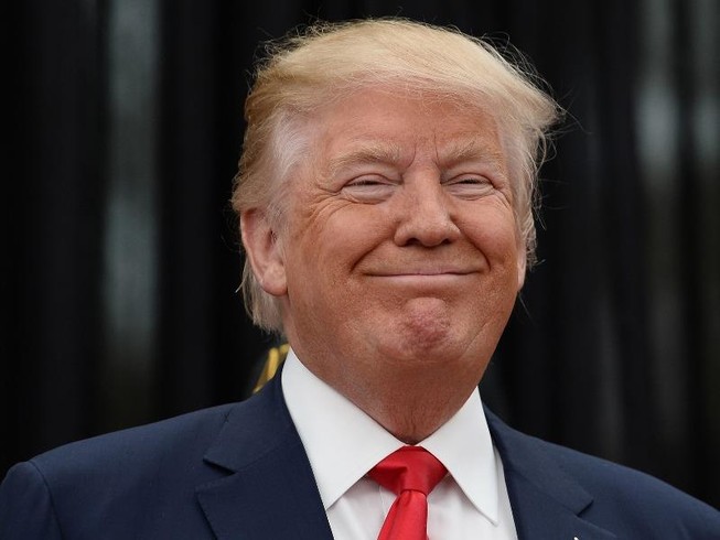Trả 15.000 USD để được chụp hình với ông Trump
