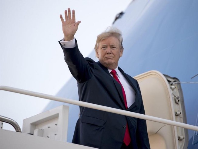 Ông Trump lên Air Force One rời sân bay Nội Bài
