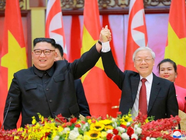Ông Kim Jong-un lên tàu bọc thép rời Việt Nam