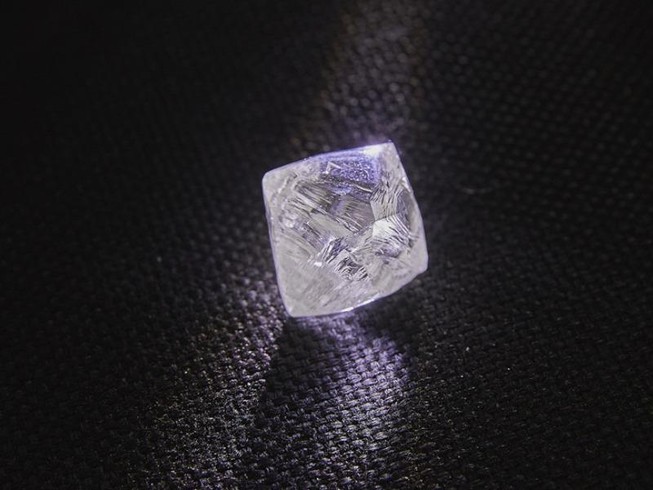 Tìm thấy viên kim cương 100 carat hình bát diện tuyệt đẹp