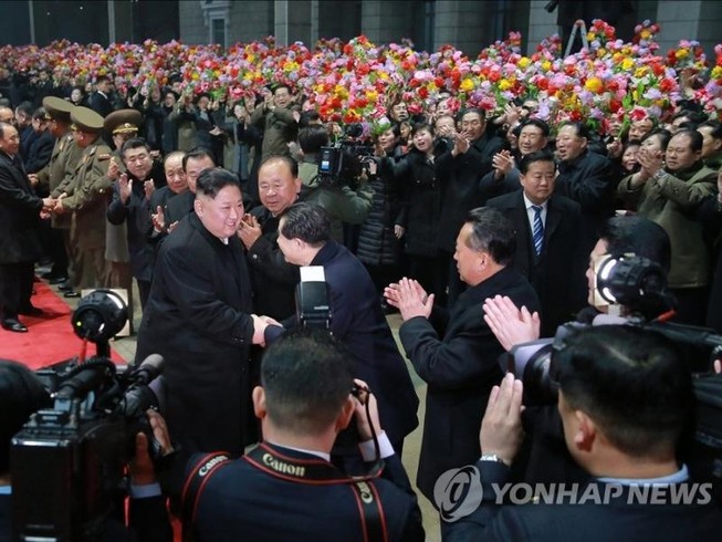 Video: Người dân Triều Tiên mừng rỡ đón ông Kim Jong-un trở về