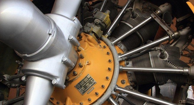 Bị bắt vì ném 6 đồng xu vào động cơ máy bay để cầu may