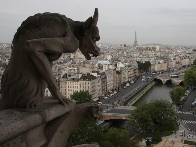 Quái thú Gargoyle vẫn nguyên vẹn sau vụ cháy Nhà thờ Đức Bà