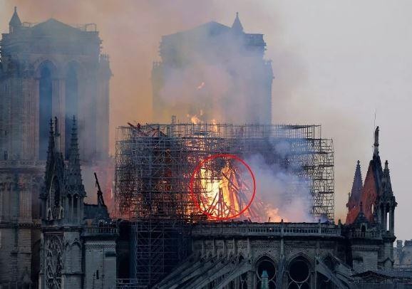 Cháy Nhà thờ Đức Bà Paris: Tranh luận chúa Jesus hiện ra