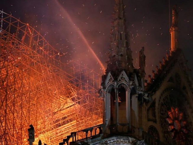 Công bố nguyên nhân ban đầu vụ cháy Nhà thờ Đức Bà Paris