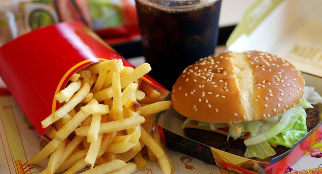 Gọi 911 vì muốn ăn hamburger, bé 5 tuổi được như ý