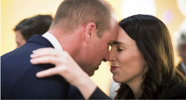 Lý do Thủ tướng Jacinda Ardern 'chạm mũi' Hoàng tử William