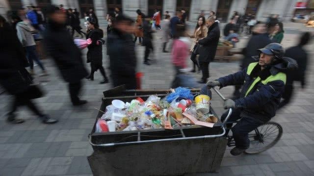 Nhân viên quét rác bán nhà giúp người nghèo khó