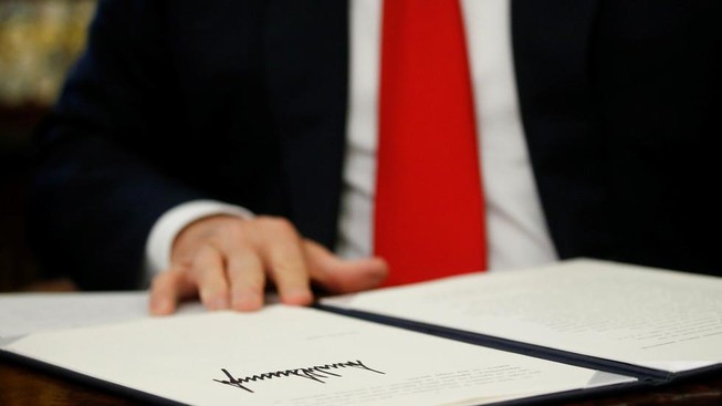Ông Trump ra sắc lệnh cấm Huawei, ZTE