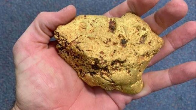 Dò kim loại, tình cờ phát hiện 1,4 kg vàng thô