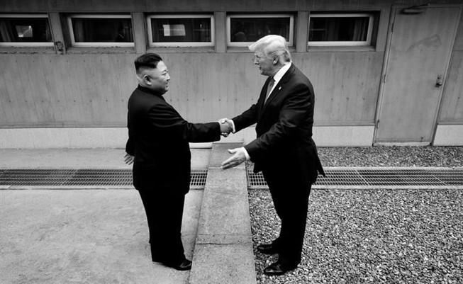Nhà Trắng treo ảnh ông Trump-Kim gặp nhau ở Bàn Môn Điếm