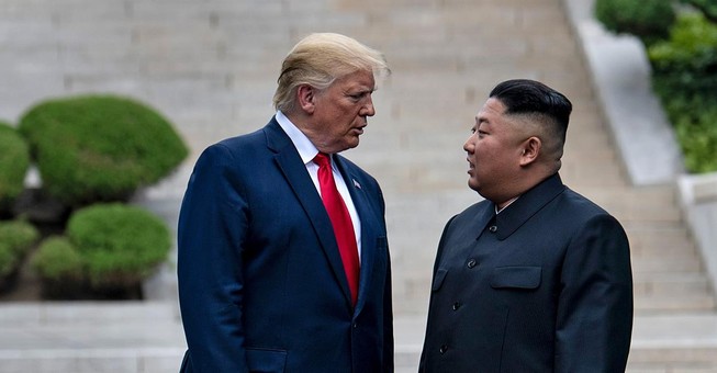 Ông Trump bất ngờ gửi quà tặng ông Kim