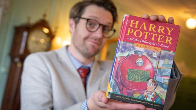 Cuốn Harry Potter cũ mèm có giá gần 800 triệu đồng