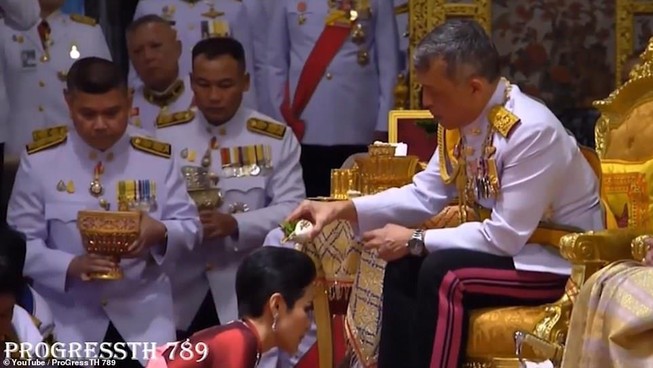 Kết hôn 3 tháng, vua Thái Lan lại có thêm 'vợ lẽ'