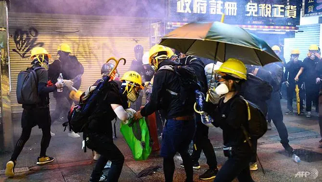 Biểu tình Hong Kong căng thẳng, kêu gọi đình công
