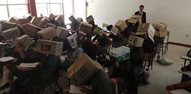Giáo viên buộc học sinh đội thùng carton để ngăn quay cóp